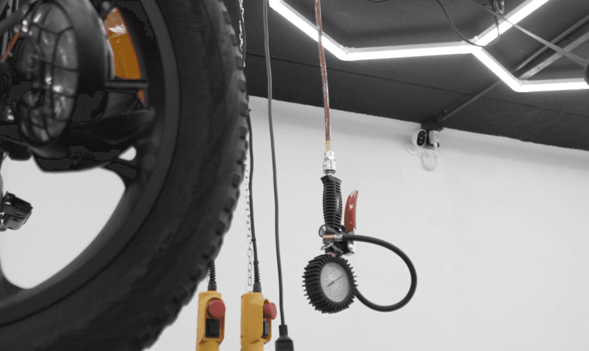 Fatbike service Assen - Professionele bandendruk meetapparatuur en fatbike wiel in moderne werkplaats voor nauwkeurig onderhoud