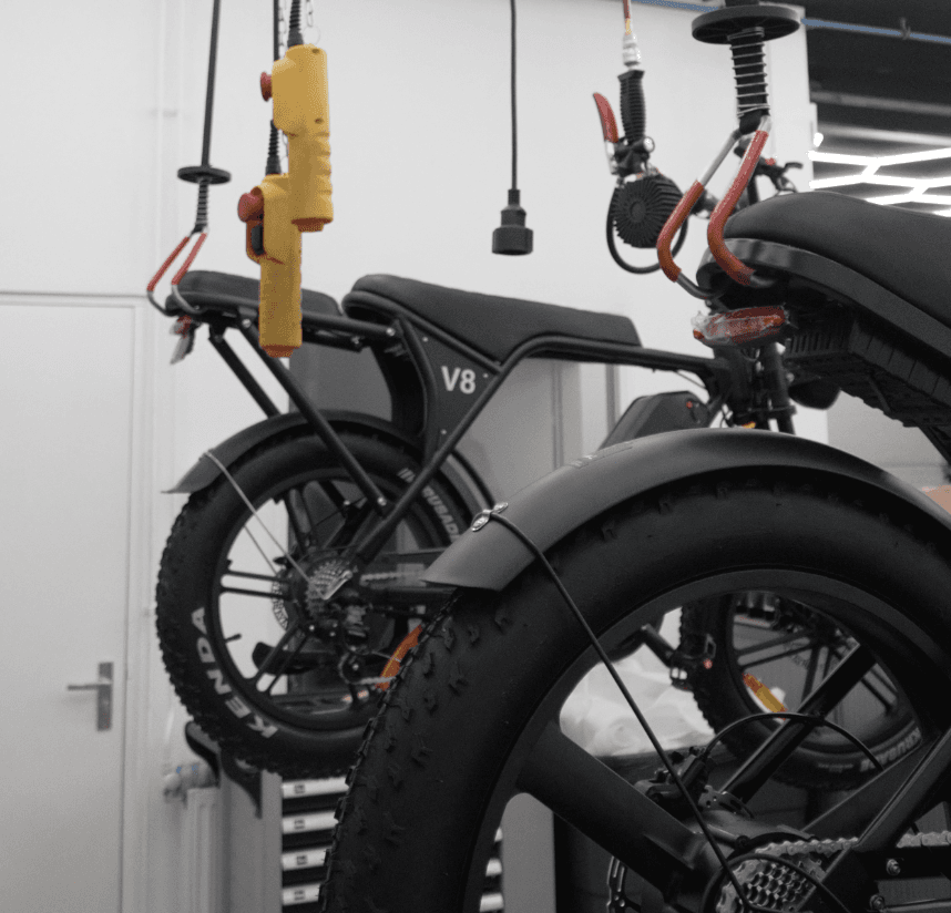Fatbike service Den Haag - Professionele werkplaats met hangend opgeslagen fatbikes en complete gereedschapsuitrusting