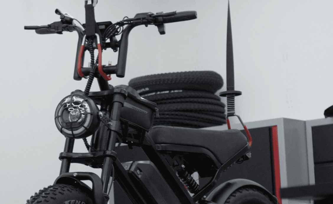 Fatbike onderhoud Groningen - Close-up van hoogwaardige fatbike met extra banden voorraad voor snelle service in de noordelijke regio