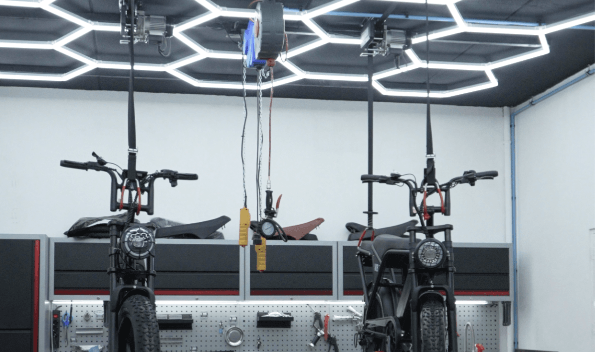 Fatbike werkplaats Lelystad - Moderne LED-verlichte serviceruimte met hydraulische liften voor professioneel fatbike onderhoud in Flevoland