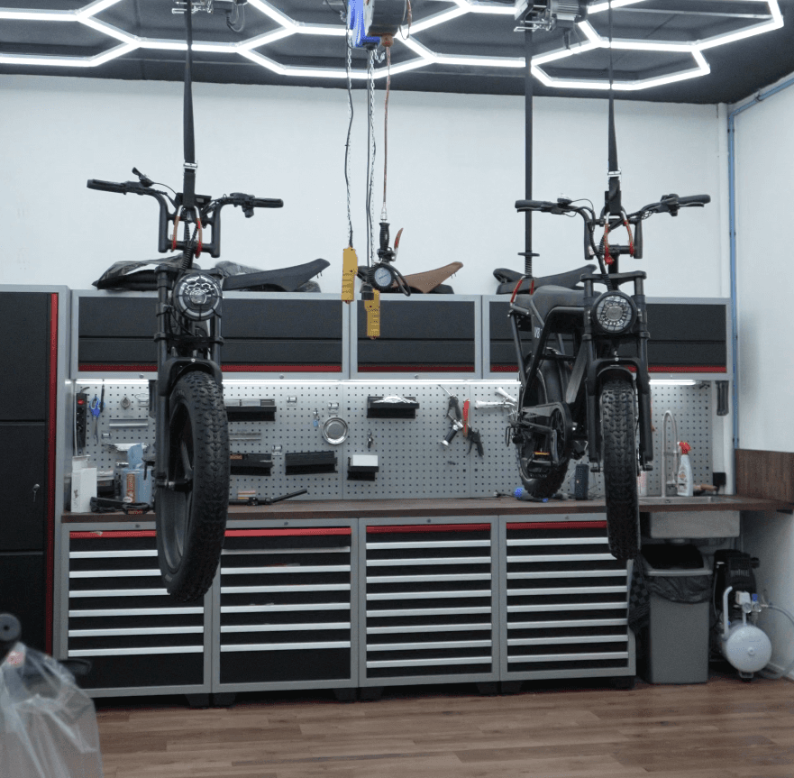 Professionele werkplaats met fatbikes voor reparatie - Moderne serviceomgeving met gereedschap en werkbank