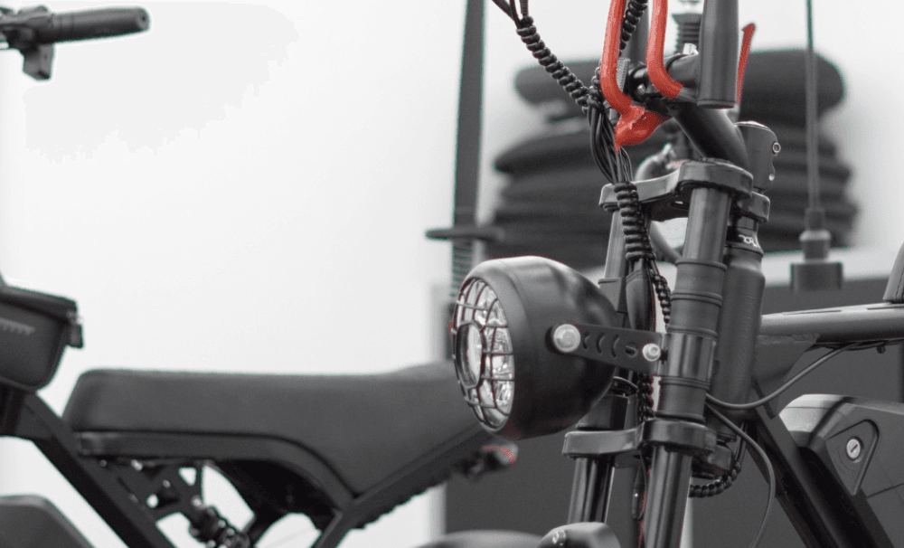 Fatbike service 's-Hertogenbosch - Moderne werkplaats met professionele uitrusting en opgeslagen fatbikes voor onderhoud en reparatie