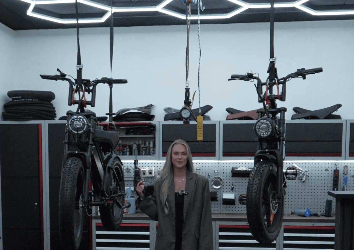 Professionele fatbike werkplaats met opgehangen fatbikes en moderne apparatuur