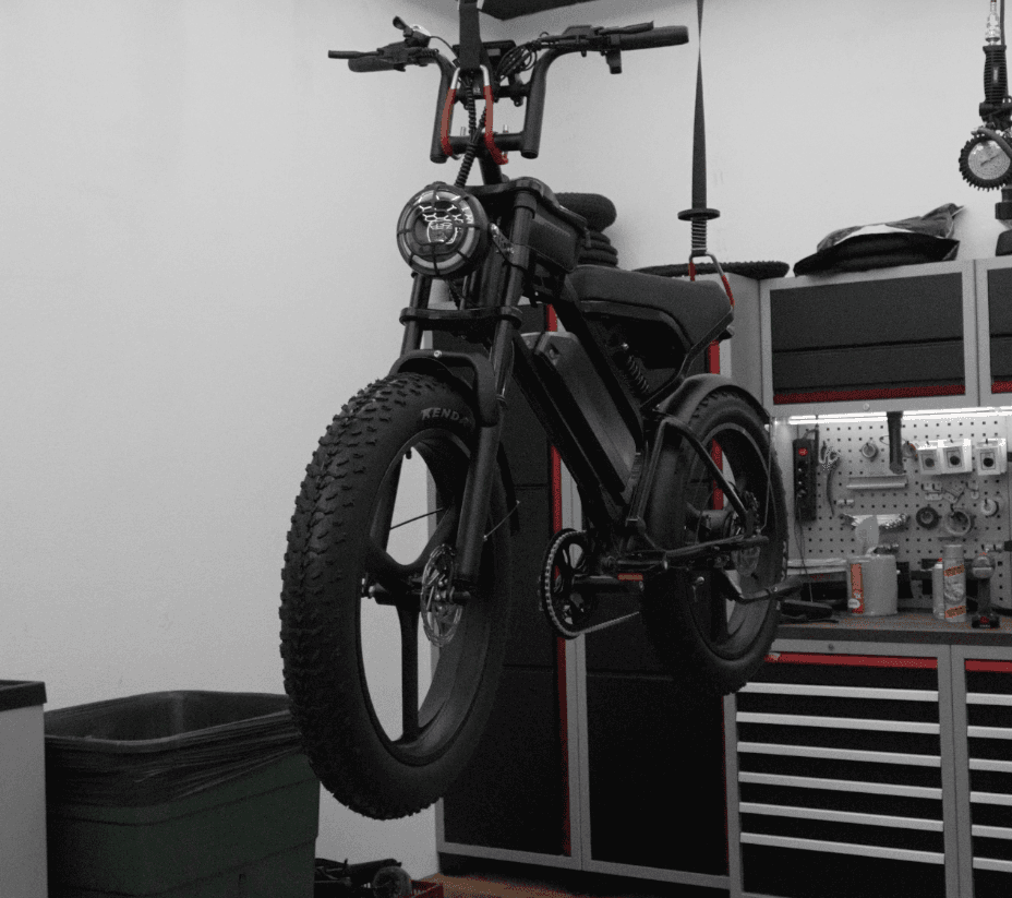 Fatbike reparatie Utrecht - Professionele montagerek met fatbike in onderhoud, moderne werkplaats met specialistisch gereedschap
