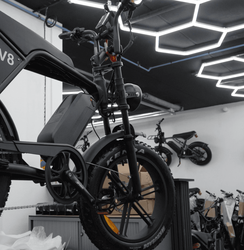 Moderne werkplaats met V8 fatbikes voor onderhoud en reparatie - Professionele serviceomgeving