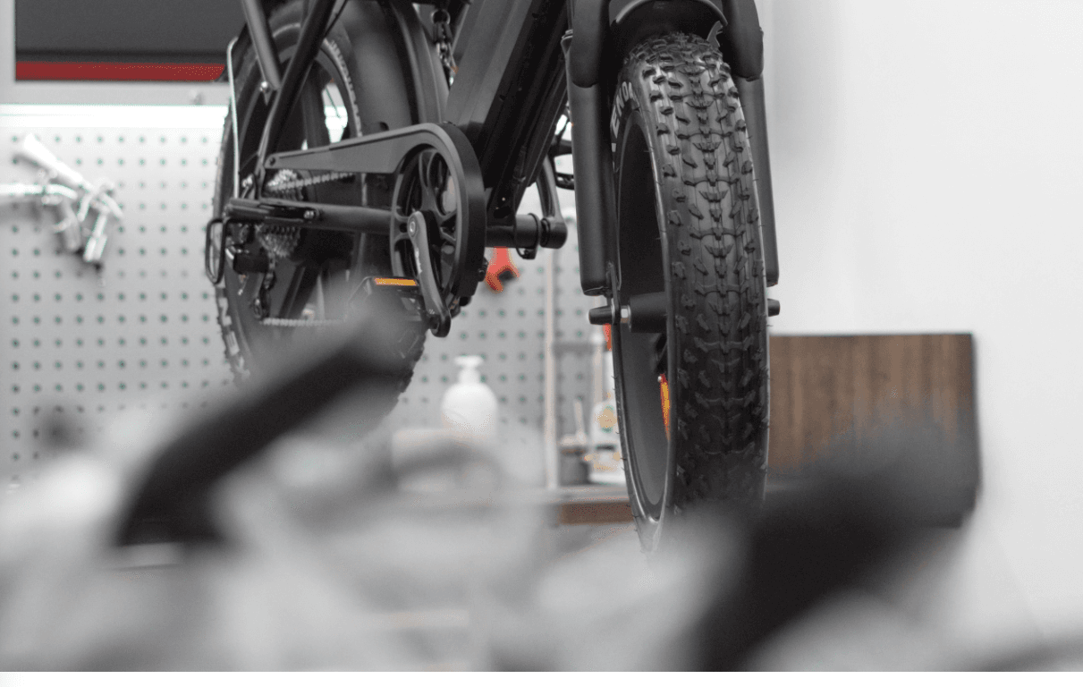 Fatbike onderhoud Zwolle - Detail van fatbike motor en aandrijving op professioneel montagerek tijdens technische inspectie